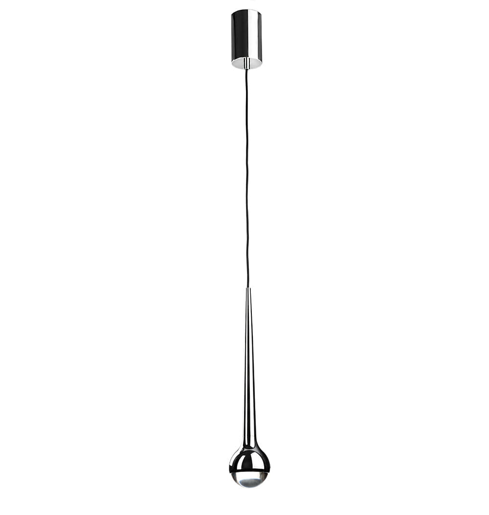 Lampa wisząca Cappi Cromo LED w kolorze chromu, o smukłym, stożkowatym kształcie z kulistym elementem u podstawy. Zawieszona na cienkim przewodzie, montowana na okrągłym plafonie. Prosta forma, idealna do nowoczesnych wnętrz.