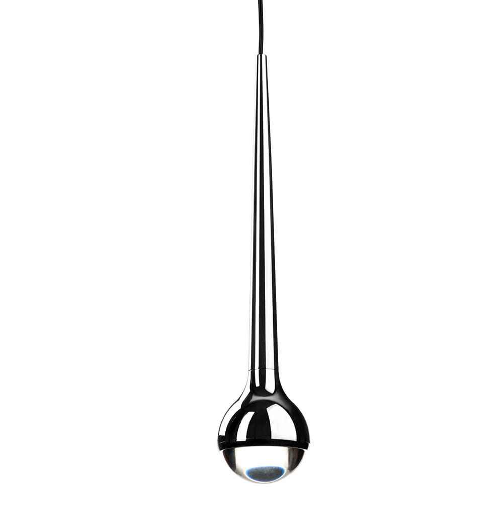 Cappi Cromo LED lampa wisząca 1-punktowa w kształcie stożka z metalicznym wykończeniem. Lampa ma szklany klosz na dole, emitujący światło LED. Ujęcie frontalne, lampa wisząca z długim przewodem, na jednolitym tle.