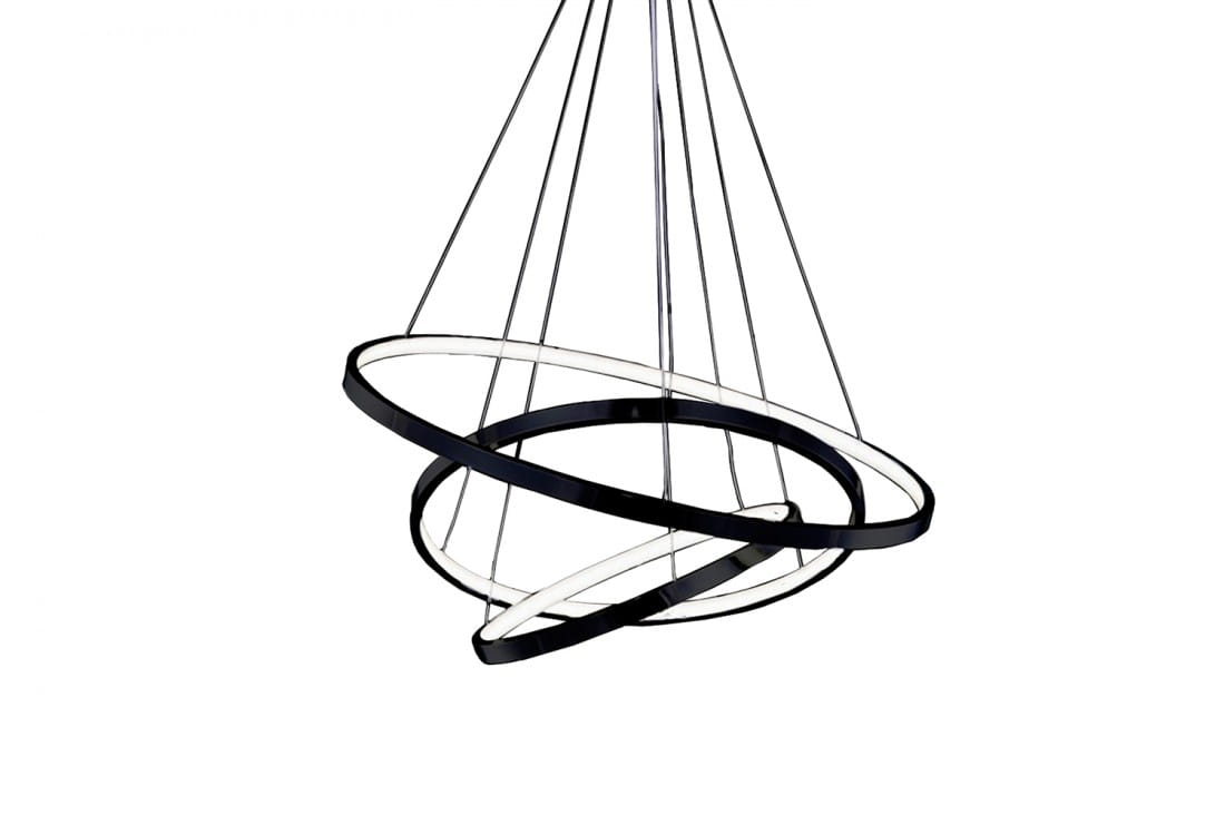 Lampa wisząca Wheel 3 Dimm w kolorze czarnym, z trzema okrągłymi pierścieniami, zawieszona na cienkich linkach. Okręgi różnej średnicy, zewnętrzny w matowym czarnym odcieniu, wewnętrzny z białym podświetleniem. Ujęcie z boku, eksponujące unikalny design.