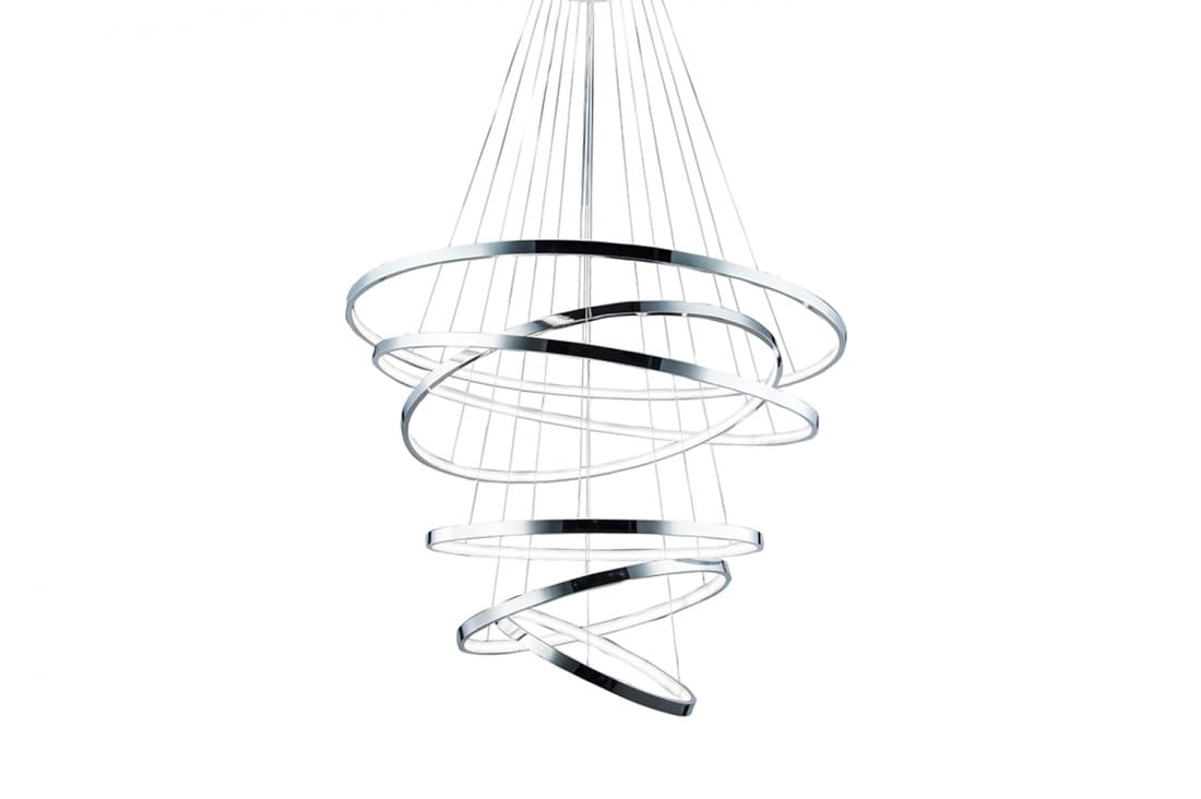 Lampa wisząca Wheel 6 Long Dimm w kolorze chromu, składająca się z sześciu spiralnych pierścieni o różnej średnicy, zawieszona na cienkich linkach. Zbliżenie na nowoczesny design, wisząca w powietrzu na jednolitym tle.