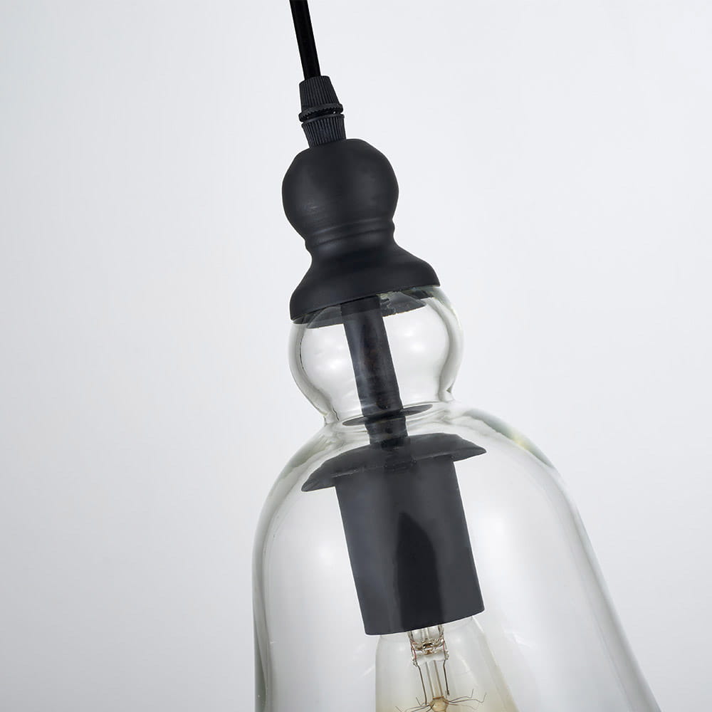 Lampa wisząca Paris w kolorze czarnym, z przezroczystym kloszem w kształcie dzwonu. Ujęcie zbliżeniowe na górną część lampy, z widocznym czarnym mocowaniem i żarówką w środku. Tło białe, co podkreśla transparentny materiał klosza.