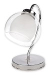 Lampa stołowa Dexy O2048 L1 CH o chromowanej podstawie, z przezroczystym kloszem i białą, okrągłą osłoną. Ujęcie z boku, ukazujące elegancki, zakrzywiony kształt oraz połyskującą powierzchnię metalu.
