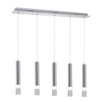 Lampa wisząca Ice LED 5-punktowa, metalowa, z pięcioma cylindrycznymi kloszami w chromowanym wykończeniu z białymi dolnymi sekcją. Ujęcie frontalne, produkt zawieszony na cienkich linkach, na prostokątnej podstawie. Tło białe.