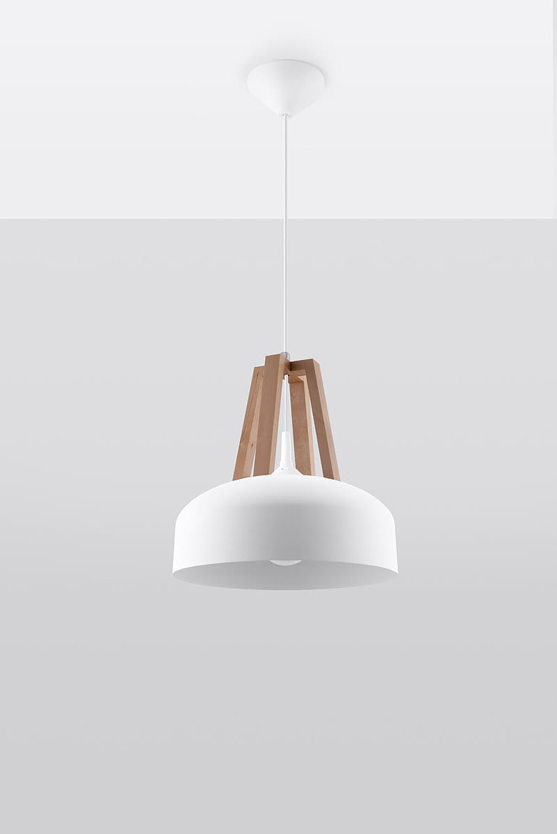 Lampa wisząca Casco 1-punktowa w białym kolorze z drewnianym, naturalnym uchwytem. Posiada okrągły klosz, zawieszona na cienkim przewodzie, prezentowana z góry, na jednolitym tle.