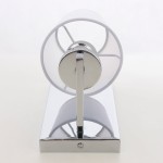 Kinkiet London 1-punktowy w kolorze chromu i białym, z przezroczystym kloszem o okrągłym kształcie. Ujęcie frontalne, produkt zamontowany na prostokątnej podstawie. Widoczny metalowy uchwyt oraz dekoracyjne detale.