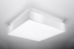 Lampa sufitowa Horus 45, 3-punktowa, w kolorze białym. Posiada kwadratowy kształt z gładką, matową powierzchnią. Ujęcie z dołu, ukazujące montaż do sufitu. Proste, nowoczesne wzornictwo, idealna do minimalistycznych wnętrz.