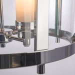 Lampa wisząca New York 4-punktowa z chromowanym wykończeniem. Zbliżenie na metalową podstawę, cztery gniazda na żarówki oraz dekoracyjne klosze w szklanym wykończeniu. Produkt zawieszony, z eleganckim, nowoczesnym designem.