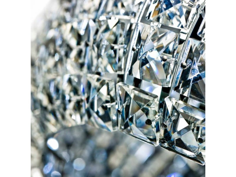 Sufitowa lampa 6-punktowa Sophia D52 z kryształowymi detalami. W zbliżeniu na błyszczące, wielokątne elementy, które tworzą efektowną mozaikę. Lampa ma metalową konstrukcję w kolorze srebrnym, idealna do nowoczesnych wnętrz.