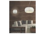 Lampa wisząca Sophia D42, 5-punktowa, z kryształowym kloszem, zwisająca z sufitu nad białą sofą. Tło w odcieniach drewna, z dodatkowym źródłem światła w formie mniejszej lampy obok. Nowoczesny design, idealna do aranżacji wnętrz.