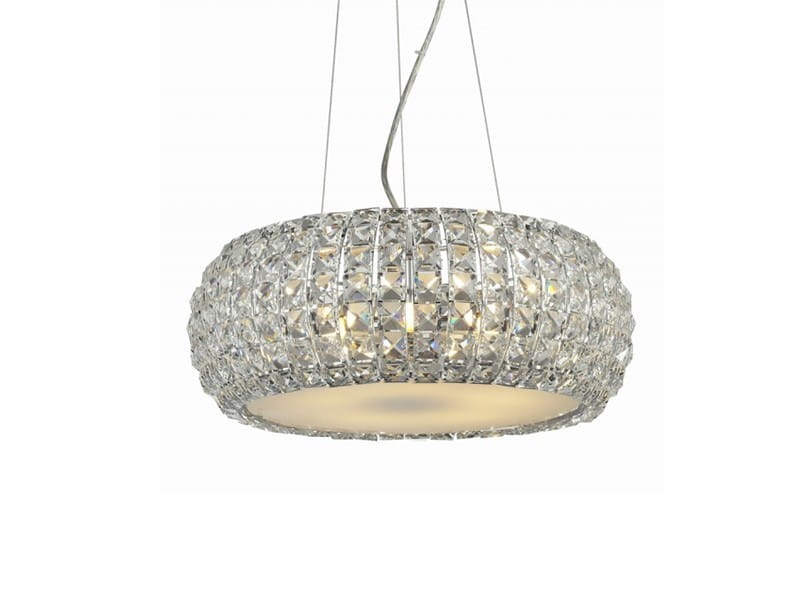 Lampa wisząca Sophia D42, pięciopunktowa, o okrągłym kształcie z kryształowym kloszem. Szklane elementy w formie diamentów, zamontowana na cienkich, regulowanych linkach. Białe, matowe wykończenie wewnętrzne. Na jednolitym tle.