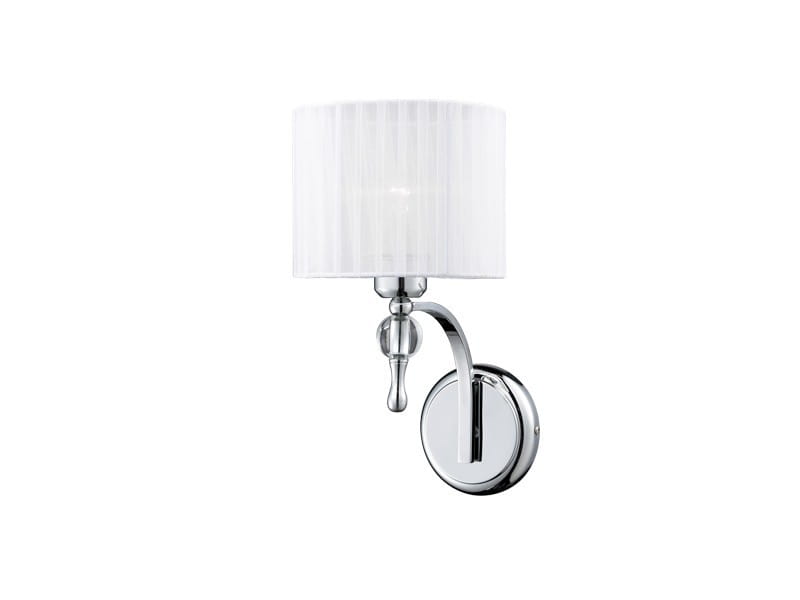 Biały kinkiet Impress AZ0503 z tekstylnym kloszem w plisowanym wzorze, zamontowany na okrągłej chromowanej podstawie. Lampa ma elegancki, minimalistyczny design, idealna do nowoczesnych wnętrz.