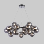 Lampa wisząca Cabella 25-punktowa z dymionymi kulami. Wykonana z materiałów metalowych i szklanych, w kolorze chromu i dymionym szkle. Zawieszona na cienkich linkach, z centralnym mocowaniem. Kule rozmieszczone w chaotyczny sposób, emitujące światło.