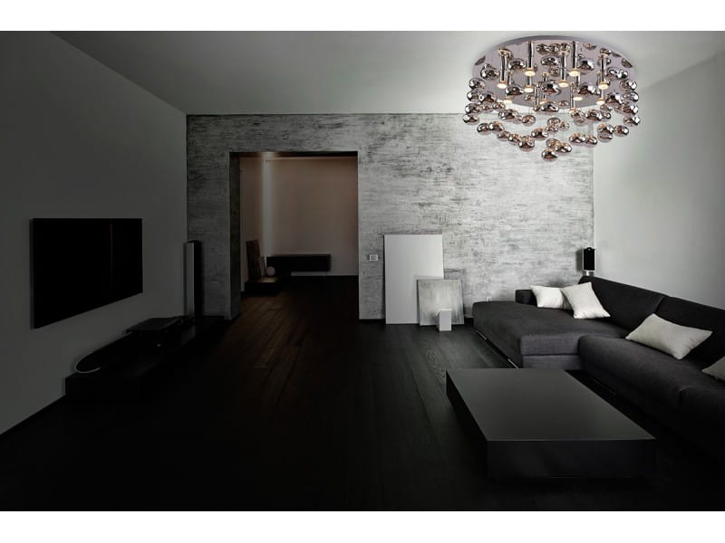 Luvia D80 lampa sufitowa 12-punktowa, chromowana, o nowoczesnym designie. Zawieszona na suficie, emituje światło przez szklane klosze, w eleganckim wnętrzu z ciemnym drewnianym podłogą i minimalistycznymi meblami.