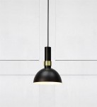 Lampa wisząca Larry 1-punktowa w kolorze czarnym i złotym. Okrągła, matowa czasza z czarnym wykończeniem oraz złotym detalem w górnej części. Zawieszona na długim, czarnym kablu, w prostym, minimalistycznym stylu. Tło jasne.