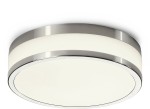 Plafon LED Malakka 1-punktowy o okrągłym kształcie, z matowym białym kloszem i metaliczną, błyszczącą ramą. Zawieszony w pozycji poziomej, idealny do oświetlenia wnętrz.