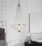 Lampa wisząca Granso 3-punktowa, chromowana, z przezroczystymi kryształkami, w kształcie stożka. Zawieszona na łańcuchu w jasnym wnętrzu z białymi kafelkami. Widoczne detale: błyszczące wykończenie, elegancki design.