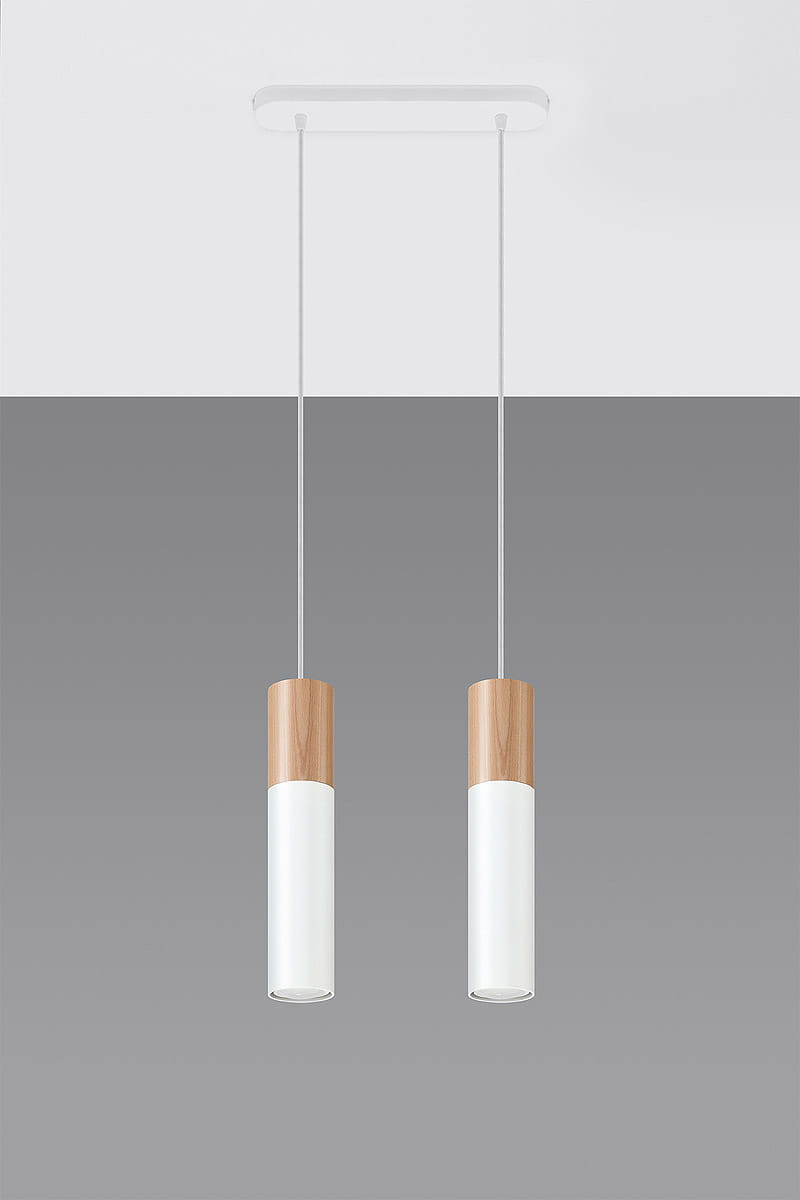 Lampa wisząca Pablo 2-punktowa w kolorze białym z drewnianymi elementami. Posiada dwa cylindryczne klosze z białego szkła, zawieszone na cienkich linkach, montowane do sufitu. Klosze mają górne części w odcieniu naturalnego drewna.