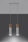 Lampa wisząca Pablo 2-punktowa w kolorze białym z drewnianymi elementami. Posiada dwa cylindryczne klosze o matowej powierzchni, zawieszone na cienkich linkach. Montowana do sufitu, z widocznym oświetleniem na dole kloszy. Tło w odcieniach szarości.
