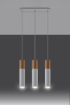 Lampa wisząca Pablo 3-punktowa w kolorze białym z drewnianymi elementami. Trzy cylindryczne klosze zawieszone na cienkich przewodach, zamontowane na prostokątnej podstawie. Produkt prezentowany na szarym tle.