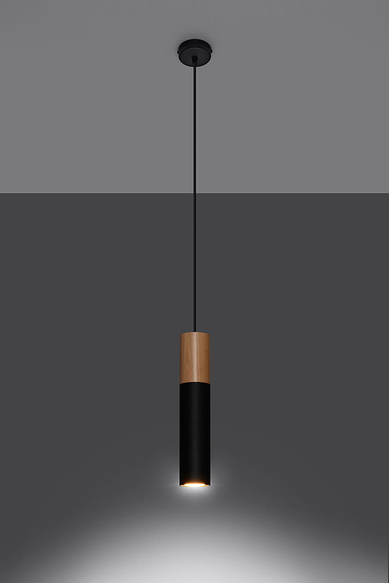 Lampa wisząca Pablo 1-punktowa w kolorze czarnym z drewnianym elementem u góry. Okrągły kształt, zawieszona na cienkim czarnym kablu. Widoczna żarówka na dole, emitująca światło w dół. Prosta i nowoczesna forma, idealna do wnętrz.