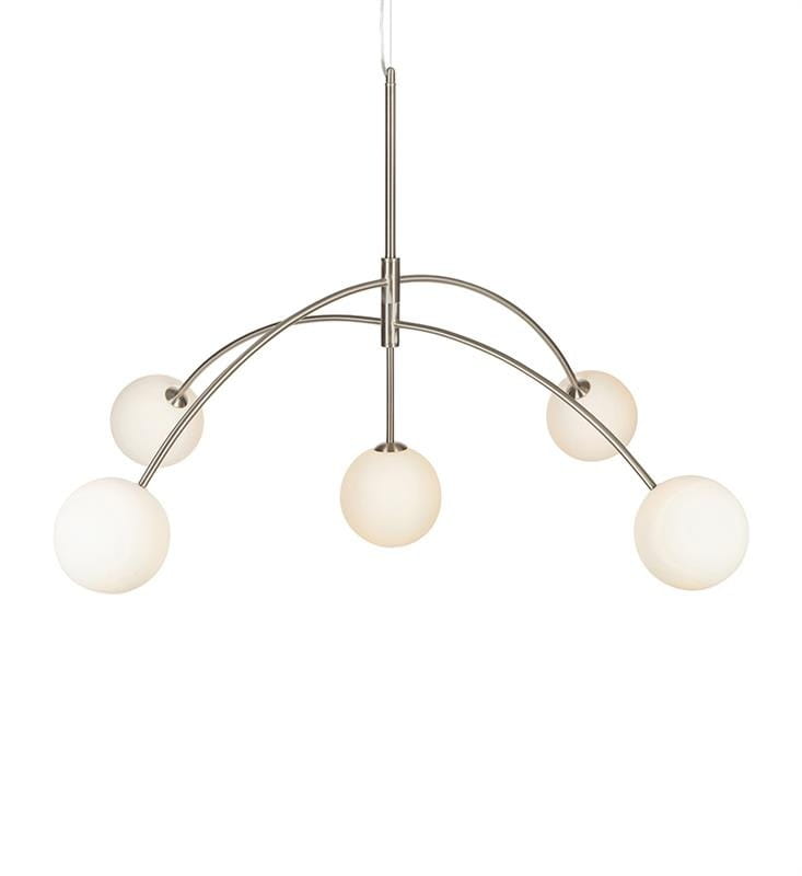 Lampa wisząca Heaven 5-punktowa z stalowym stelażem, zawieszona na cienkim przewodzie. Posiada pięć okrągłych kloszy w matowym, białym kolorze, rozmieszczonych na zakrzywionych ramionach, tworząc nowoczesny design.