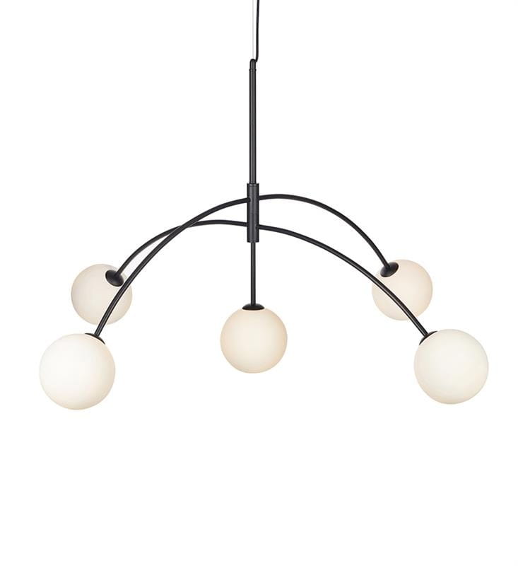 Czarna lampa wisząca Heaven z pięcioma okrągłymi kloszami w odcieniu mlecznym. Ułożona w formie łuków, z cienkim, metalowym zawieszeniem. Idealna do nowoczesnych wnętrz, umieszczona na jednolitym tle.