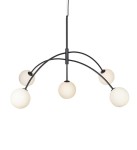 Czarna lampa wisząca Heaven z pięcioma okrągłymi kloszami w odcieniu mlecznym. Ułożona w formie łuków, z cienkim, metalowym zawieszeniem. Idealna do nowoczesnych wnętrz, umieszczona na jednolitym tle.