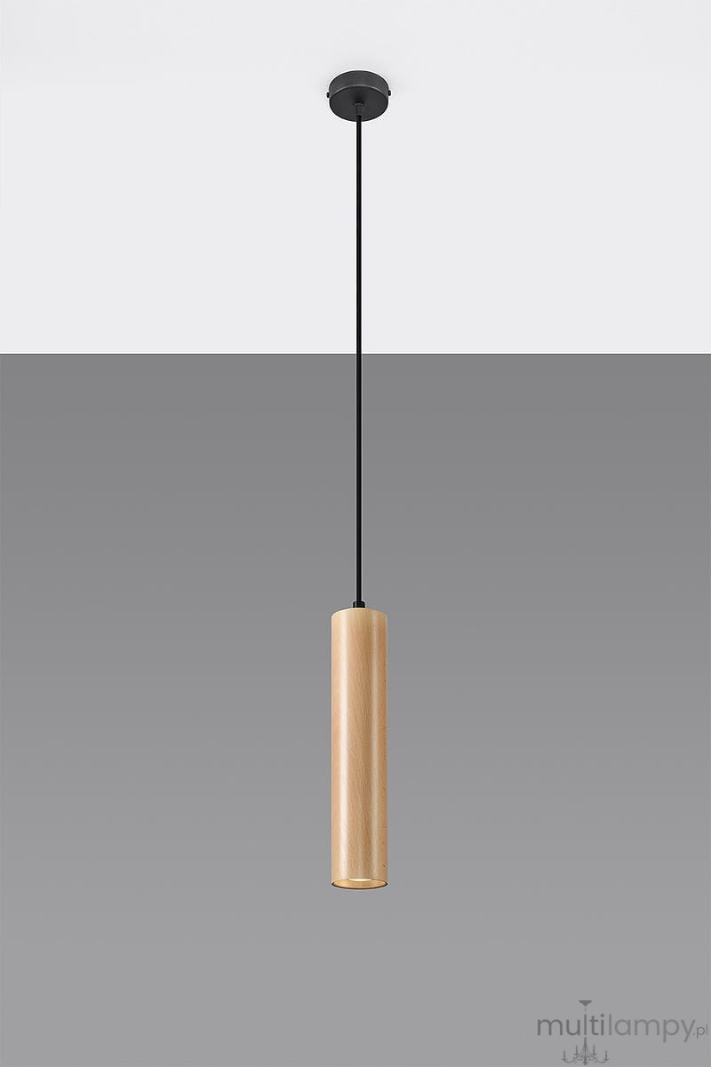 Lino lampa wisząca 1-punktowa SL.0636 w kształcie cylindrycznym, wykonana z drewna w jasnym odcieniu, zawieszona na czarnym, cienkim przewodzie. Lampa ma minimalistyczny design i jest umieszczona na gładkim, szarym tle.