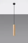 Lino lampa wisząca 1-punktowa SL.0636 w kształcie cylindrycznym, wykonana z drewna w jasnym odcieniu, zawieszona na czarnym, cienkim przewodzie. Lampa ma minimalistyczny design i jest umieszczona na gładkim, szarym tle.