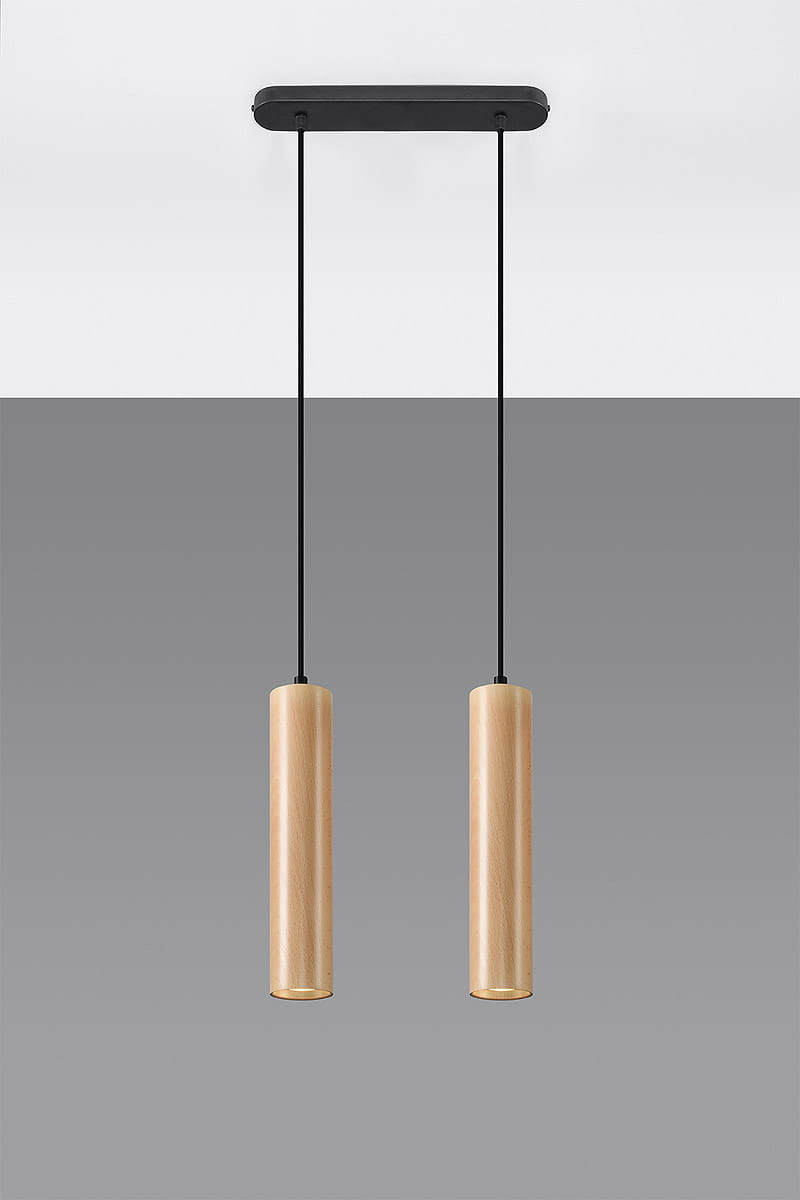 Lino lampa wisząca 2-punktowa z czarnym stelażem i dwoma cylindrycznymi kloszami z naturalnego drewna. Klosze zawieszone na cienkich, czarnych linkach, prezentują minimalistyczny design. Ujęcie frontalne na jednolitym szarym tle.