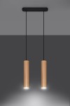 Lino lampa wisząca 2-punktowa SL.0637 z dwoma cylindrycznymi kloszami z jasnego drewna, zawieszona na czarnych linkach, montowana do sufitu. Klosze emitują światło z dolnej części, tworząc nowoczesny design. Tło w odcieniach szarości.