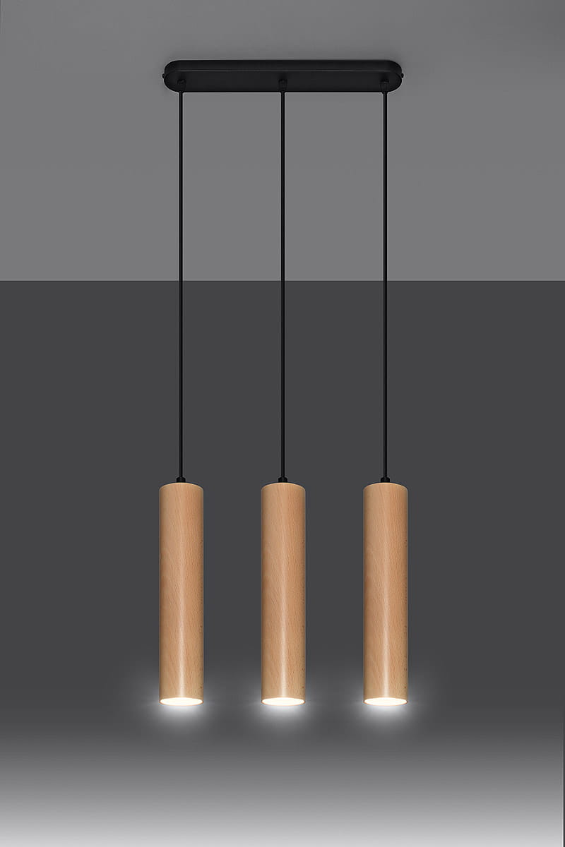 Lino lampa wisząca 3-punktowa SL.0638 z trzema cylindrycznymi kloszami w kolorze jasnego drewna, zawieszona na czarnym stelażu. Klosze emitują światło na dole, montowane pod kątem. Tło w odcieniach szarości, podkreślające minimalistyczny design.