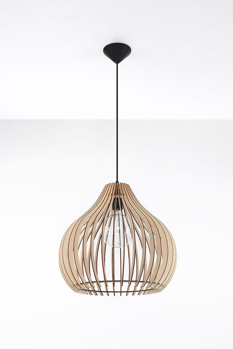 Lampa wisząca Aprilla SL.0639 o kształcie przypominającym kulę, wykonana z jasnego drewna, z widocznym żarowaniem w środku. Zawieszona na czarnym kablu, umieszczona w centralnej części białego tła. Idealna do nowoczesnych wnętrz.