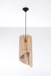 Lampa wisząca Alexia 1-punktowa w kształcie cylindrycznym, wykonana z drewnianych listew w kolorze jasnego drewna. Ujęcie z dołu, lampa zawieszona na cienkim czarnym przewodzie, z odsłoniętą żarówką wewnątrz. Tło białe, minimalistyczne.