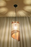 Lampa wisząca Alexia 1-punktowa SL.0640 w kształcie cylindrycznym, wykonana z drewna w odcieniu jasnobrązowym. Widoczny detal: szczeliny w konstrukcji, które tworzą efekt świetlny.