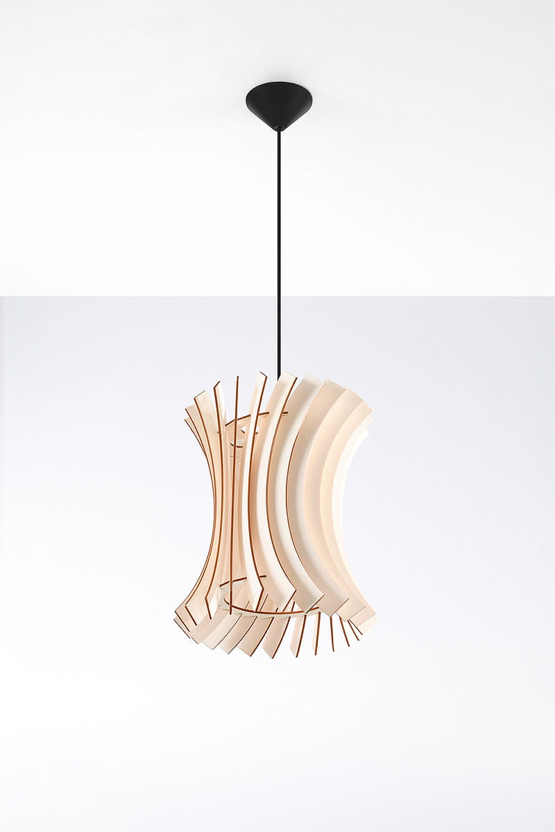Lampa wisząca Oriana 1-punktowa w nowoczesnym designie, o wysokim, falistym kształcie. Wykonana z jasnego materiału z detalami w kolorze brązowym. Zawieszona na czarnym kablu, umiejscowiona pod sufitem na jednolitym tle.