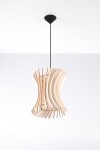 Lampa wisząca Oriana 1-punktowa w nowoczesnym designie, o wysokim, falistym kształcie. Wykonana z jasnego materiału z detalami w kolorze brązowym. Zawieszona na czarnym kablu, umiejscowiona pod sufitem na jednolitym tle.