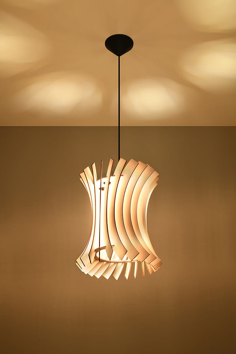 Lampa wisząca Oriana 1-punktowa SL.0642 w kształcie falistym, wykonana z jasnego materiału. Zawieszona na cienkim czarnym przewodzie, emituje ciepłe światło, idealna do nowoczesnych wnętrz. Tło w stonowanej kolorystyce.