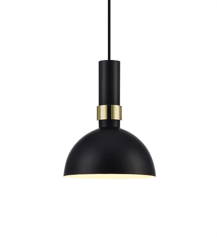 Lampa wisząca Larry 1-punktowa w kolorze czarnym i złotym. Posiada okrągły klosz w matowym wykończeniu oraz złotą opaskę. Zawieszona na czarnym przewodzie, idealna do nowoczesnych wnętrz.