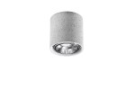 Lampa sufitowa 1-punktowa Cullo w kolorze betonu, cylindryczna, z widoczną, okrągłą oprawą świetlną. Ujęcie frontalne, produkt zamontowany na suficie, z teksturą betonu i metalowym wykończeniem wokół źródła światła.