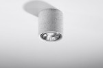 Lampa sufitowa Cullo 1-punktowa w kolorze betonu, okrągła, z metalowym reflektorem. Ujęcie z dołu, ukazujące fakturę betonu oraz źródło światła wewnątrz. Funkcjonalna, przeznaczona do montażu na suficie.