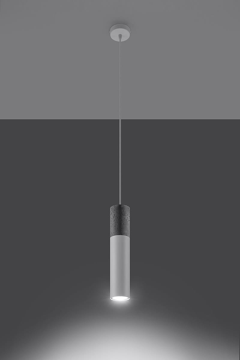 Lampa wisząca Borgio 1-punktowa, biała, z cylindrycznym korpusem. Górna część z betonu, dolna z matowego białego materiału. Zawieszona na cienkim przewodzie, w kształcie prostym, emitująca światło skierowane w dół. Tło w odcieniu szarości.