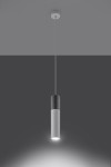 Lampa wisząca Borgio 1-punktowa, biała, z cylindrycznym korpusem. Górna część z betonu, dolna z matowego białego materiału. Zawieszona na cienkim przewodzie, w kształcie prostym, emitująca światło skierowane w dół. Tło w odcieniu szarości.