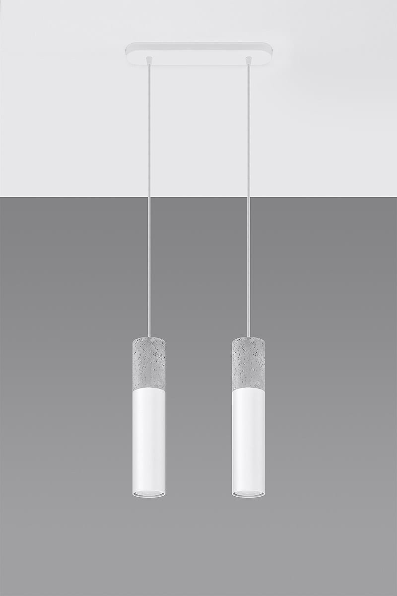 Lampa wisząca Borgio 2-punktowa w kolorze białym z betonowymi akcentami. Posiada dwa cylindryczne klosze zawieszone na cienkich sznurkach, zamontowane do prostokątnej podstawy sufitowej. Ujęcie frontalne na jednolitym tle.