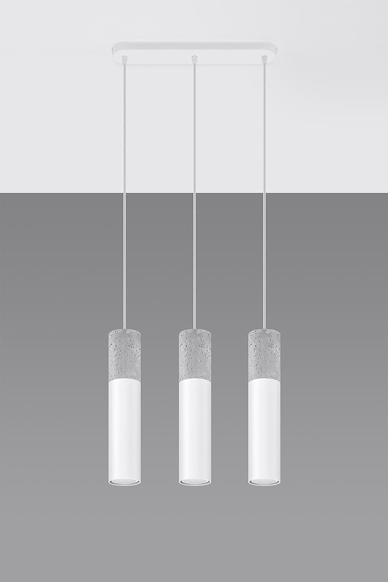 Lampa wisząca Borgio 3-punktowa w kolorze białym z trzema cylindrycznymi kloszami. Klosze mają betonowe elementy na górze i gładką, białą dolną część. Zawieszona na białych linkach z prostokątnym, białym mocowaniem. Tło w odcieniach szarości.