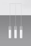 Lampa wisząca Borgio 3-punktowa w kolorze białym z trzema cylindrycznymi kloszami. Klosze mają betonowe elementy na górze i gładką, białą dolną część. Zawieszona na białych linkach z prostokątnym, białym mocowaniem. Tło w odcieniach szarości.
