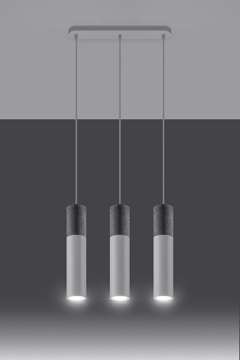Borgio lampa wisząca 3-punktowa w białym kolorze, z trzema cylindrycznymi kloszami. Górna część z betonu, dolna z matowego białego materiału. Klosze zawieszone na cienkich żyłkach, montowane do sufitu. Prosty design, idealna do nowoczesnych wnętrz.