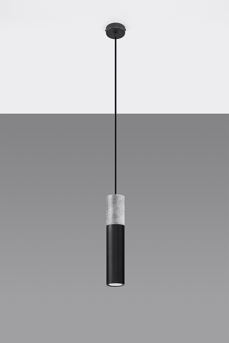 Czarna lampa wisząca Borgio z betonowym elementem, w kształcie cylindrycznym. Zawieszona na cienkim, czarnym kablu, z widocznym źródłem światła na dole. Prosty, nowoczesny design, idealna do minimalistycznych wnętrz. Tło w odcieniach szarości.