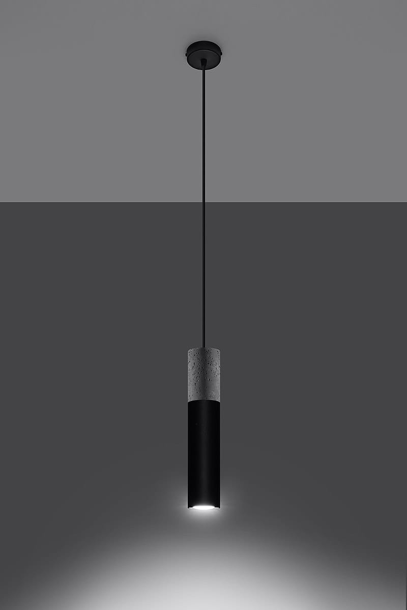 Czarna lampa wisząca Borgio SL.0650 o cylindrycznym kształcie, z matowego metalu i betonowym wykończeniem u góry. Zawieszona na cienkim, czarnym przewodzie, emituje światło w dół, idealna do nowoczesnych wnętrz.