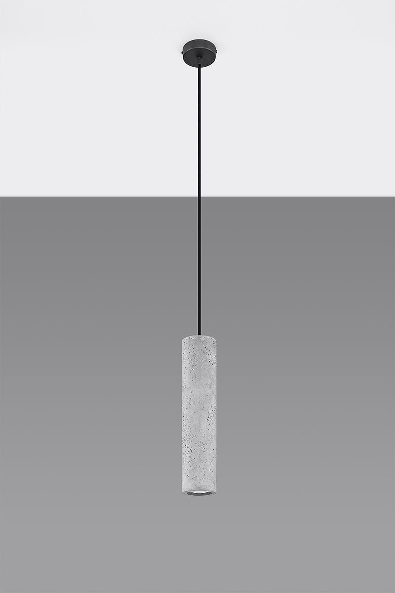 Luvo lampa wisząca 1-punktowa SL.0653, z okrągłym, betonowym kloszem w odcieniu jasnoszarym, zawieszona na czarnym kablu. Klosz ma cylindryczny kształt, gładką teksturę i minimalistyczny design, umieszczony na jednolitym szarym tle.